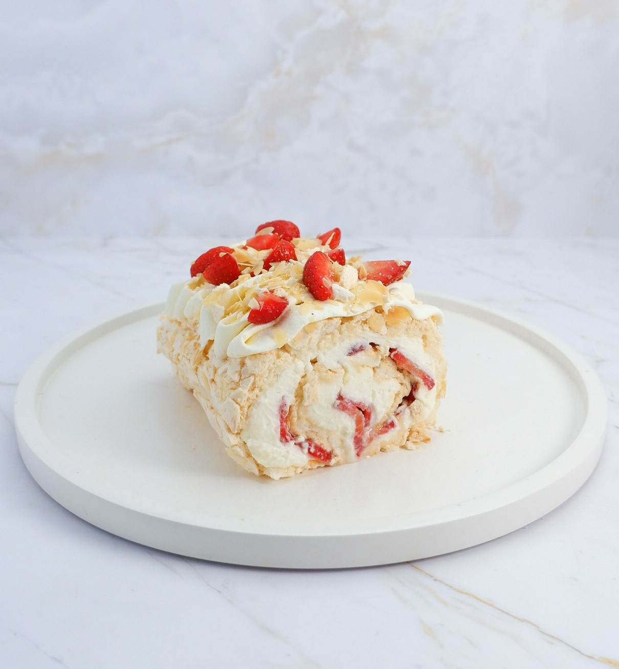 Меренговый рулет с  клубникой