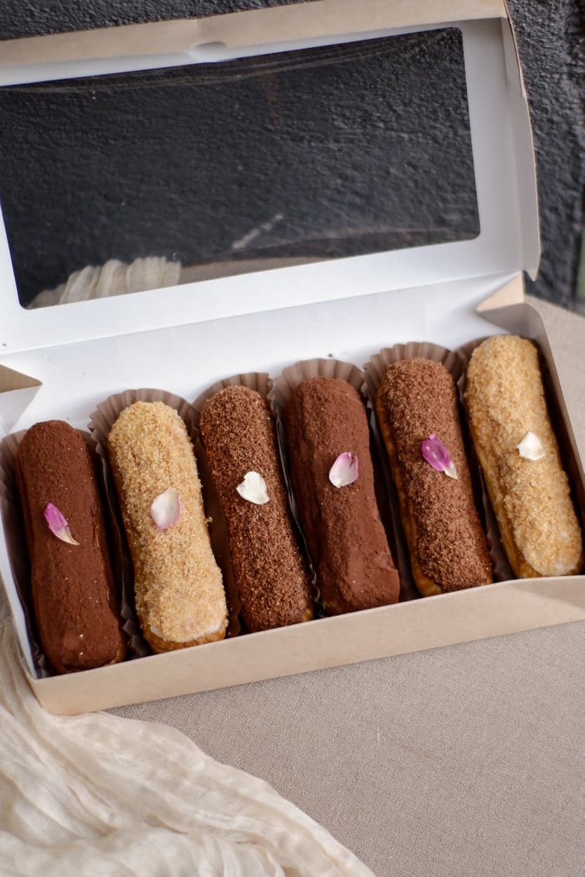 Ассорти эклеров