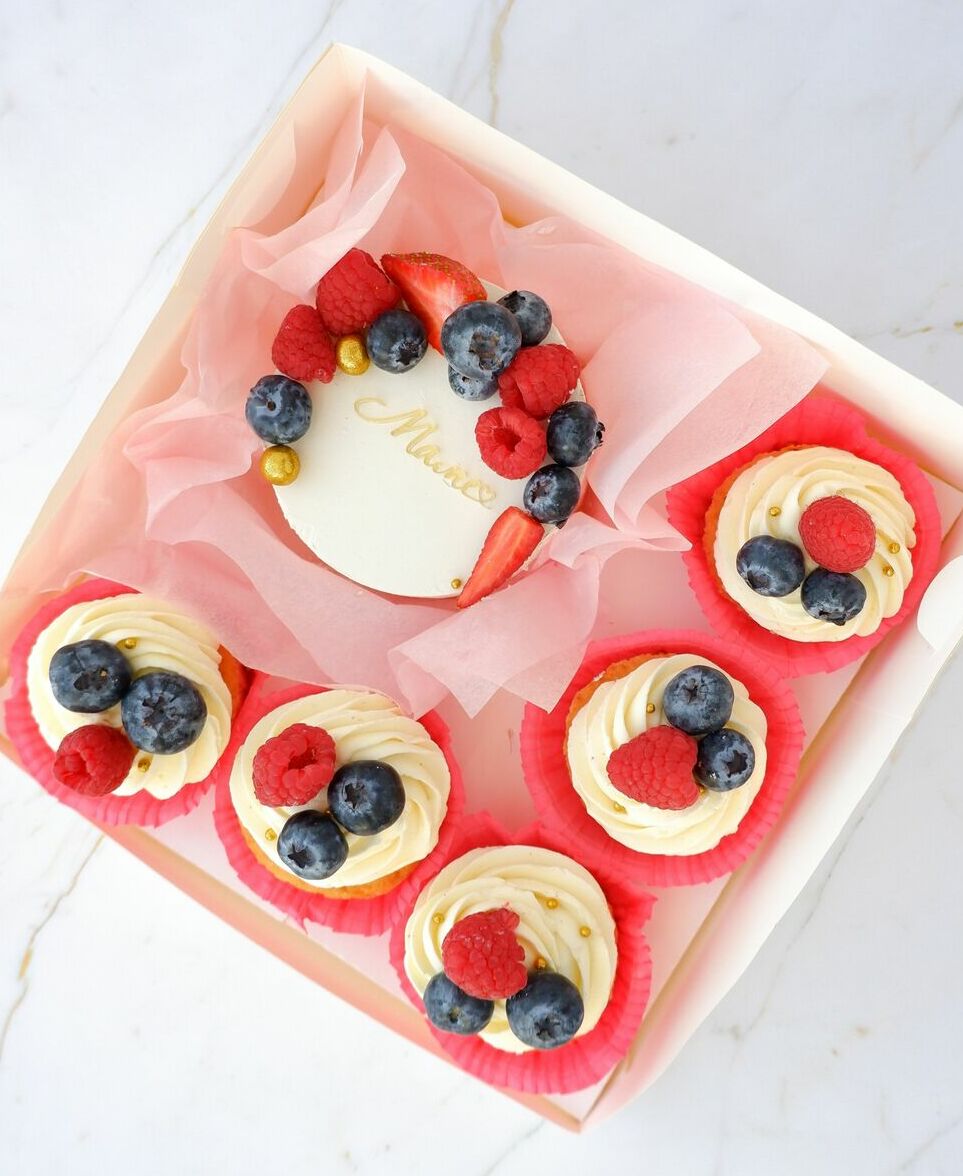 Бенто + капкейки "Маме"